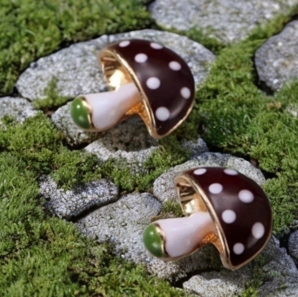 MODCLOTH RETRO MUSHROOM STUD EARRINGS